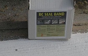 BC SEAL BAND - רולקת סרט - יריעת איטום מוכנה לשימוש איטום ללא פריימר, נדבקת מעצמה בנקודות מפגש בין שני משטחים או חיבורים, מתאימה במיוחד גם לחיבורי קיר-רצפה, מתאימה לזווית ישרה כחלק ממערכת האיטום של וינקלר BC SEAL BAND - רולקת סרט - יריעת איטום מוכנה לשימוש איטום ללא פריימר, נדבקת מעצמה בנקודות מפגש בין שני משטחים או חיבורים, מתאימה במיוחד גם לחיבורי קיר-רצפה, מתאימה לזווית ישרה כחלק ממערכת האיטום של וינקלר